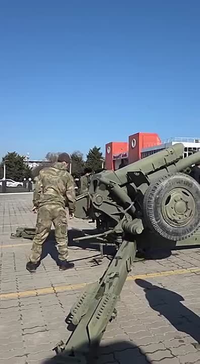 В Каспийске развернули выставку военной техники