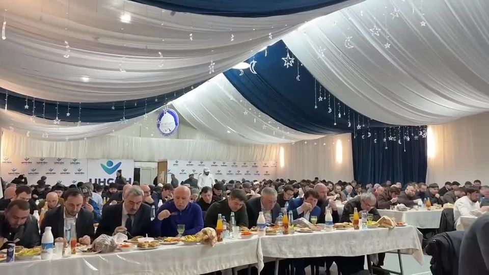 В эти минуты в шатре Рамадана, расположенном на территории Центральной джума-мечети столицы республики, проходит ифтар, организованный главой города Махачкалы Джамбулатом Салавовым
