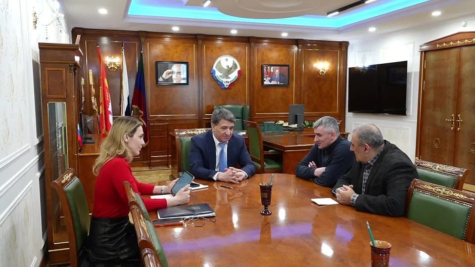 Джамбулат Салавов: Сегодня провел встречу с титулованным дагестанским спортсменом, чемпионом России по настольному теннису среди лиц с поражением опорно-двигательного аппарата Расулом Назировым и его личным тренером...