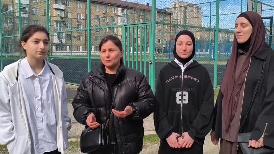 В социальных сетях распространяется информация о том, что ученики гимназии №7 якобы длительное время находились на улице в ожидании представителей администрации города, что привело к ухудшению их самочувствия