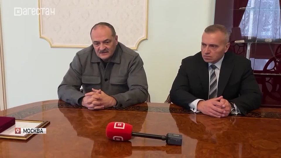 Медаль за проявленную храбрость вручил Глава Дагестана Алине Фейзуллаевой - уроженке Дербента и учительнице Успенской средней школы Московской области, спасшей детей во время атаки 16 декабря 2025 года