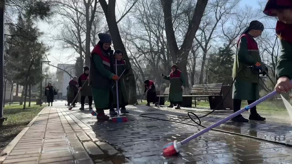 Труженики Дирекции парков и скверов Махачкалы с раннего утра наводили чистоту и порядок на центральной площади города и в парке «Дружба»