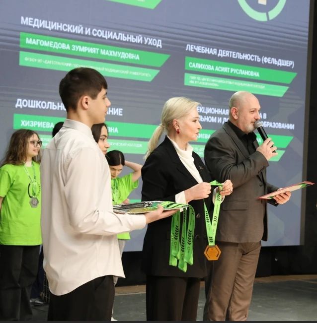 Елена Павлюченко наградила победителей финала регионального этапа чемпионата «Профессионалы»