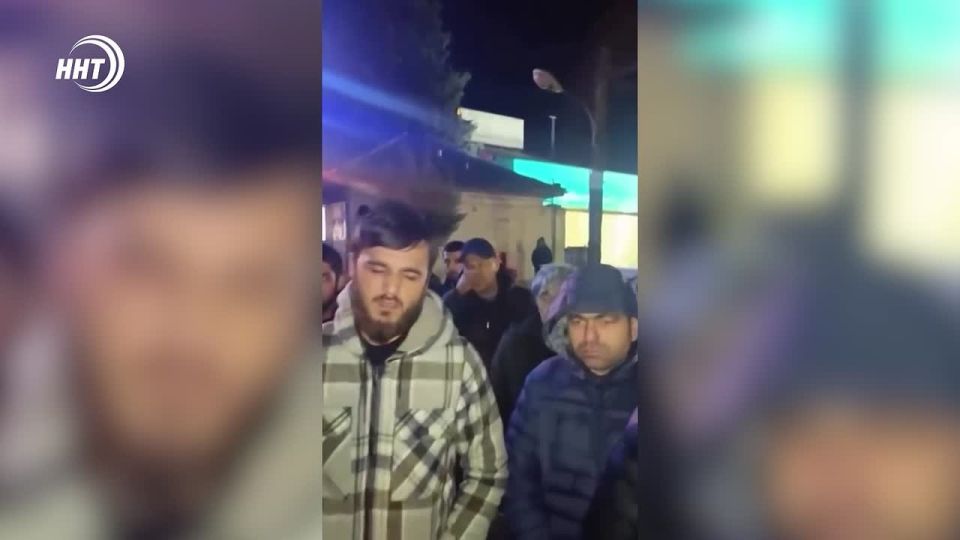 Водители грузовиков застряли на границе Ирана и Азербайджана