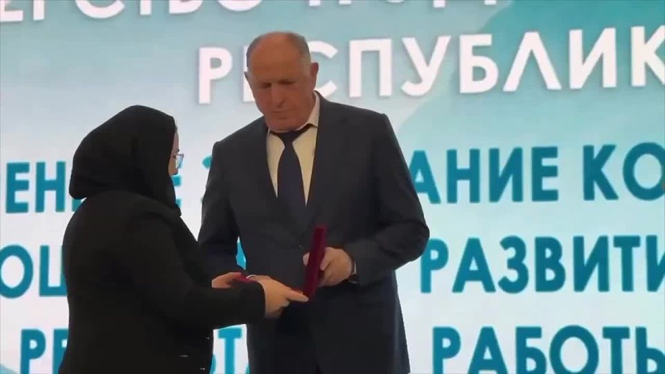 Абдулмуслим Абдулмуслимов отметил высокими наградами работников Минтруда Дагестана и подведомственных учреждений