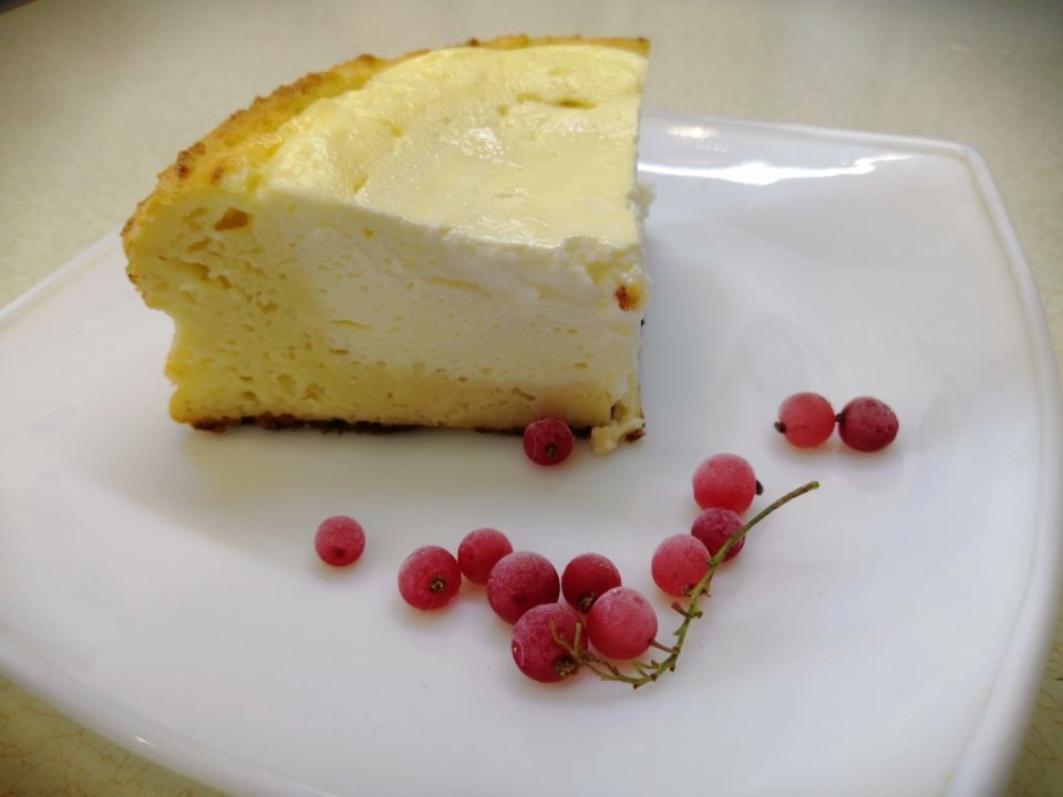 Вкусная запеканка из творога с мягкой начинкой: простое и полезное лакомство