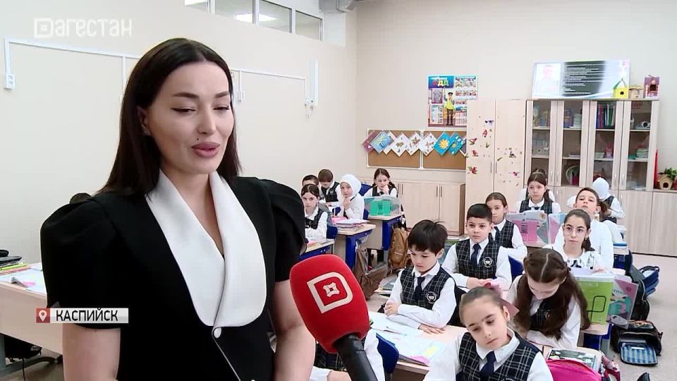Около полутысячи педагогов со всей республики боролись за звание лучшего, но победа досталась ей — молодой учительнице начальных классов из каспийской гимназии № 16