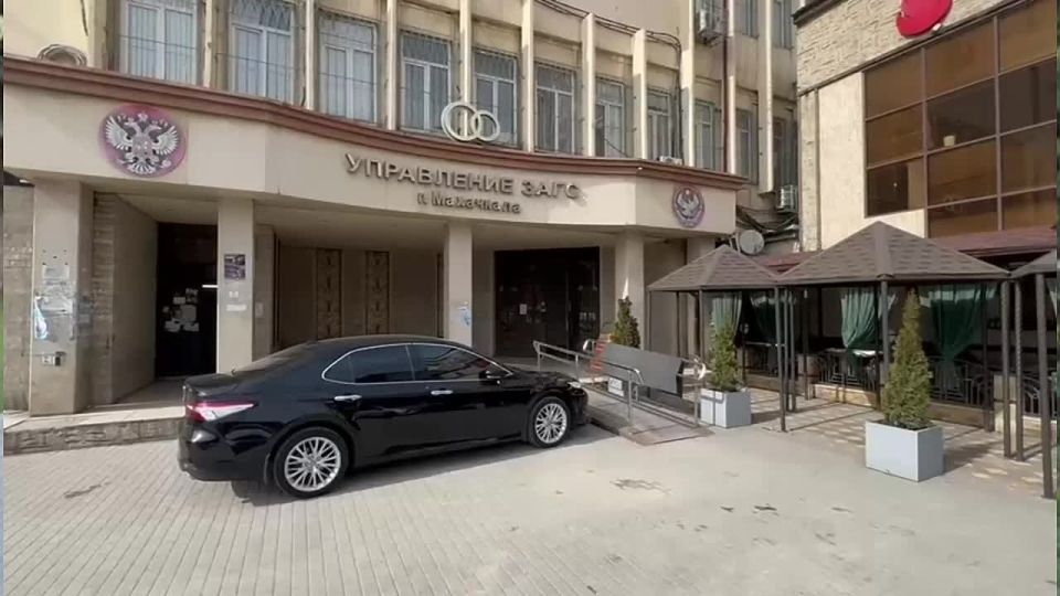 Уважаемые махачкалинцы!. Напоминаем вам о необходимости своевременного заключения договоров для юридических лиц и открытия лицевых счетов для населения города на вывоз твердых коммунальных отходов