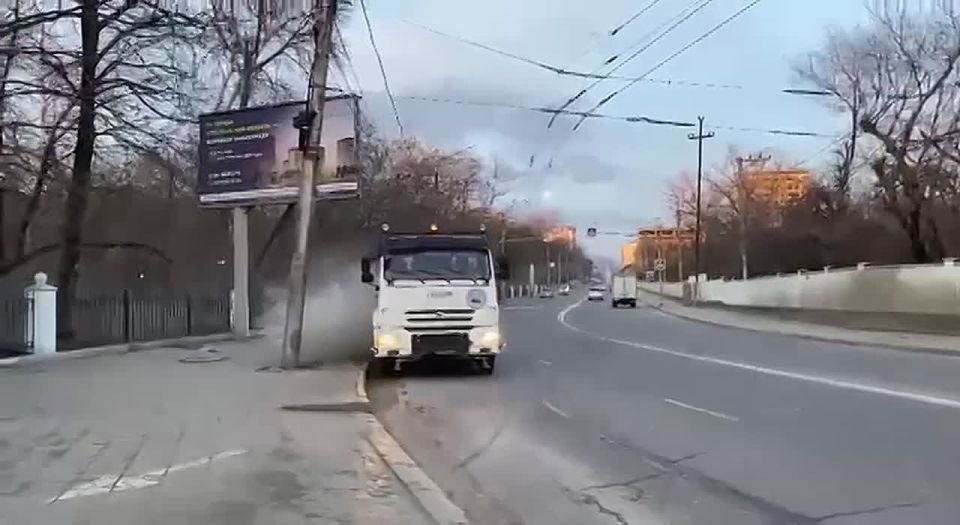 Специалисты МБУ «Благоустройство» с раннего утра провели санитарную уборку транспортных магистралей: осуществлен полив для увлажнения дорожного покрытия и предотвращения распространения пыли в условиях сухой погоды