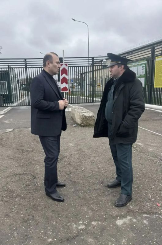 Сегодня заместитель министра транспорта и дорожного хозяйства Республики Дагестан Магомед Тагиров посетил пограничный пункт пропуска Яраг-Казмаляр и провел рабочие встречи с работниками таможни, Ространснадзора и...