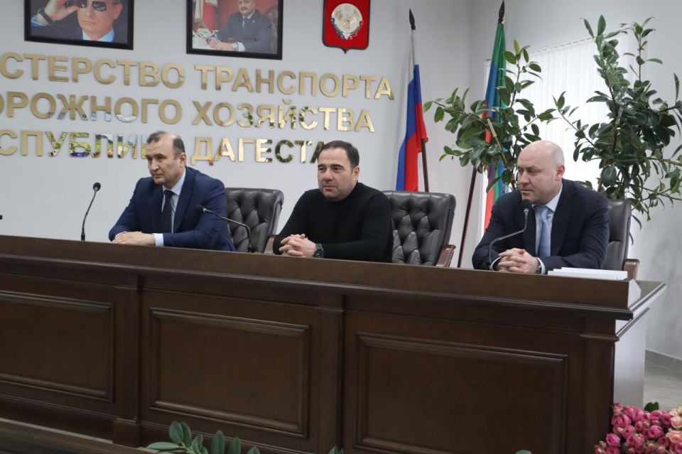 Руководство Минтранса Дагестана поздравило сотрудниц с наступающим 8 Марта