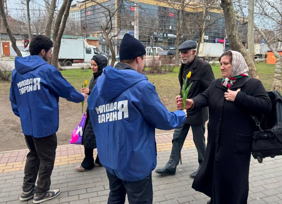 В Международный женский день активисты и сторонники Единой России организовали поздравления по всей стране В Международный женский день активисты и сторонники Единой России организовали поздравления по всей стране