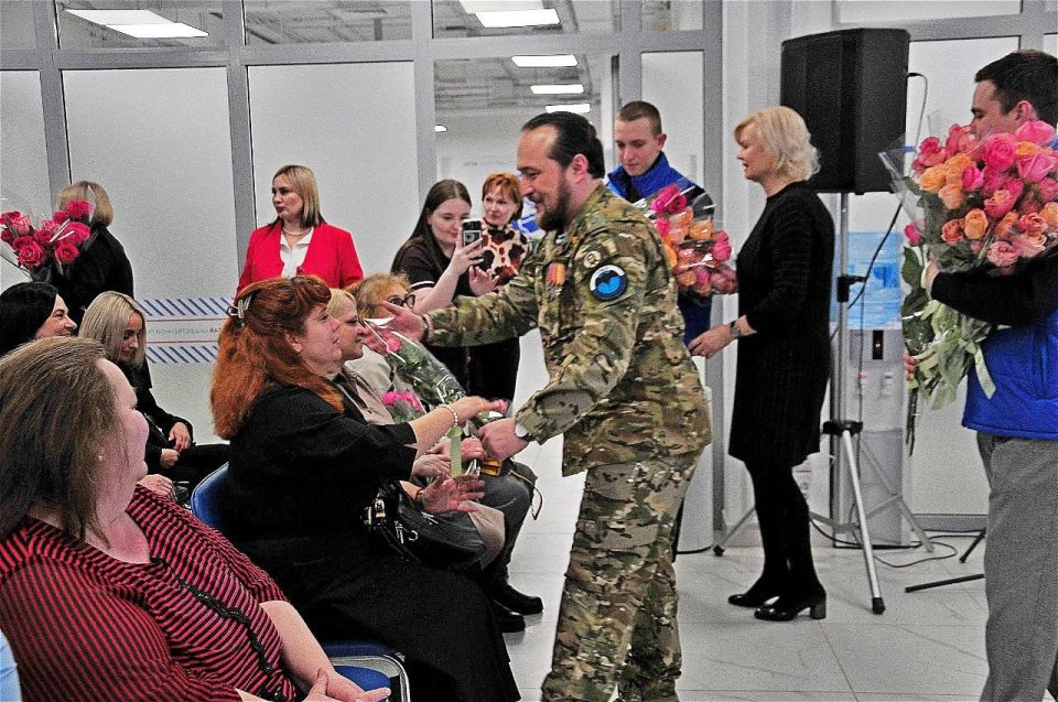 В Международный женский день активисты и сторонники Единой России организовали поздравления по всей стране В Международный женский день активисты и сторонники Единой России организовали поздравления по всей стране