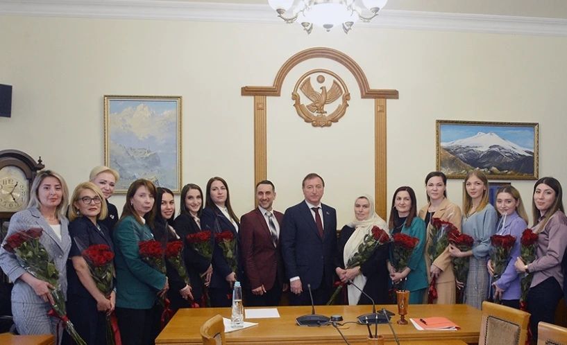 Председатель Народного Собрания Республики Дагестан Заур Аскендеров поздравил с Международным женским днем