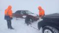 Дорожники спасли водителя из снежного плена на перевале Харами