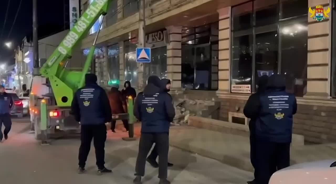 Незаконные торговые объекты и рекламные конструкции демонтировали на проспекте Акушинского в Махачкале