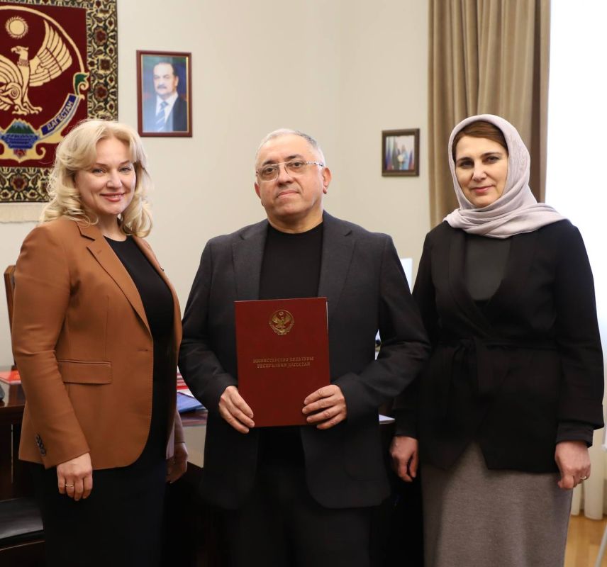 Зарема Бутаева поздравила народного художника Дагестана Мухтара Камбулатова с 60-летним юбилеем