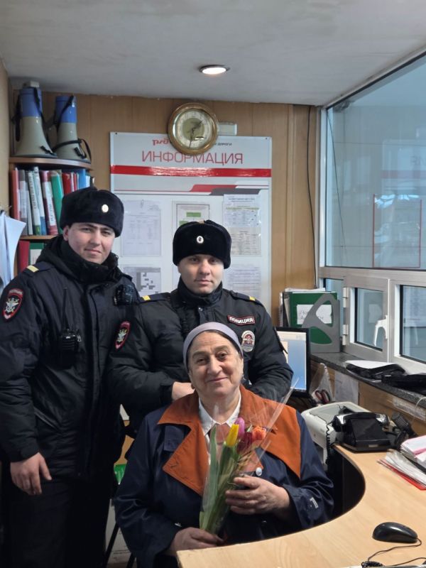 В Махачкалинском линейном управлении МВД России на транспорте состоялось торжественное мероприятие, посвященное Международному женскому дню 8 Марта