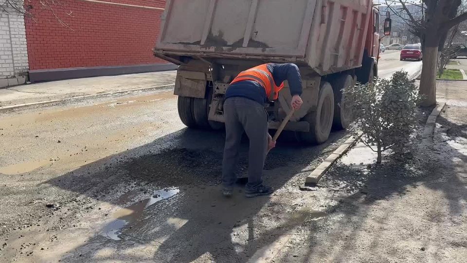 В Хасавюрте проводится временная засыпка ям на дорогах