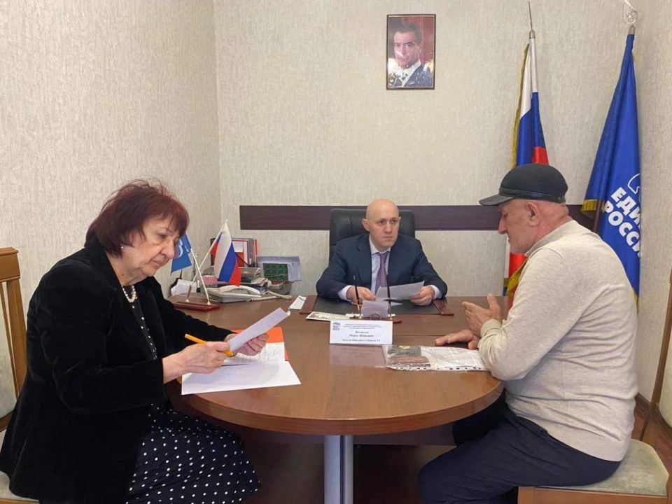 Депутат НС РД Мурад Исмаилов провел прием граждан в общественной приемной Председателя партии "Единая Россия" Д.А. Медведева
