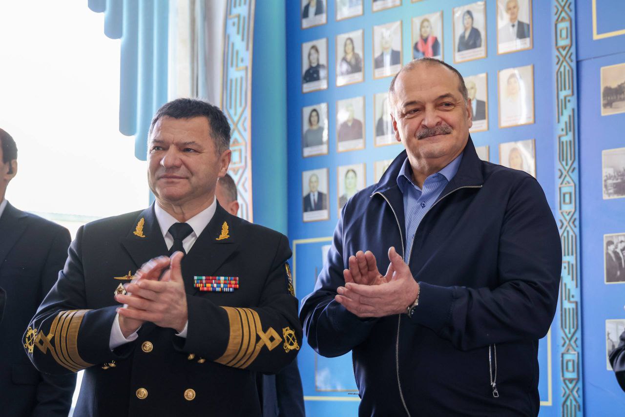 Торжественная передача знамени, душевное общение и рабочая атмосфера – делимся фоторепортажем по следам визита Сергея Меликова в каспийский Колледж машиностроения и сервиса Торжественная передача знамени, душевное общение и рабочая атмосфера – делимся фоторепортажем по следам визита Сергея Меликова в каспийский Колледж машиностроения и сервиса