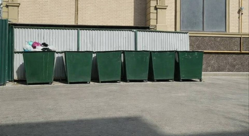 Управление жилищно-коммунального хозяйства Махачкалы провело работы по установке новых контейнеров и контейнерной площадки по пр. Акушинского 31