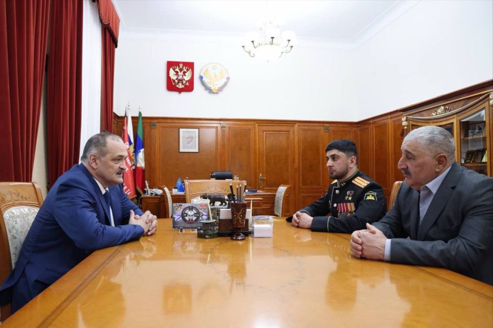 Глава республики Сергей Меликов встретился с Хантемиром Султановым — 16-м Героем России из Дагестана с начала СВО