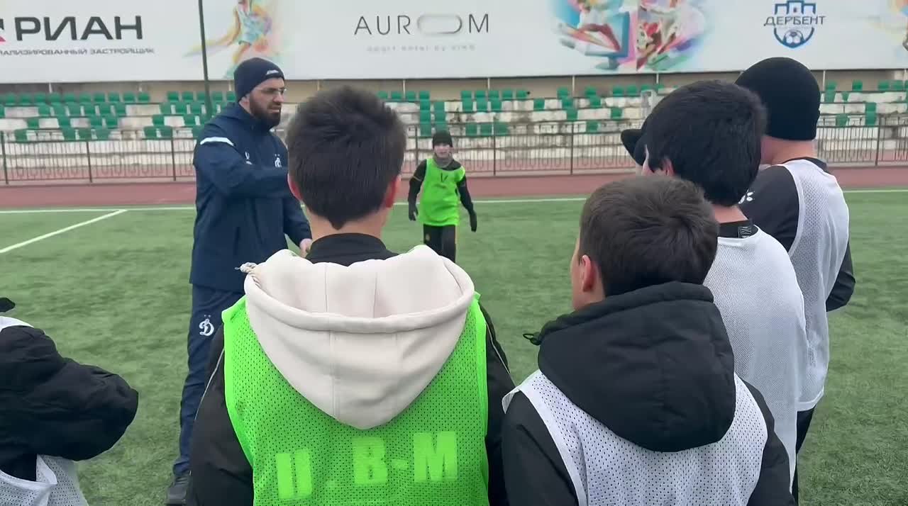 В Дербенте, на стадионе «Нарын-Кала» провели открытую тренировку по футболу для детей участников СВО в рамках программы «Дети героев»
