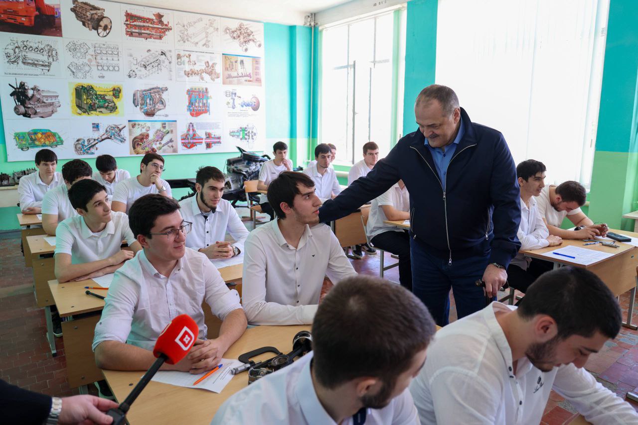 Торжественная передача знамени, душевное общение и рабочая атмосфера – делимся фоторепортажем по следам визита Сергея Меликова в каспийский Колледж машиностроения и сервиса Торжественная передача знамени, душевное общение и рабочая атмосфера – делимся фоторепортажем по следам визита Сергея Меликова в каспийский Колледж машиностроения и сервиса