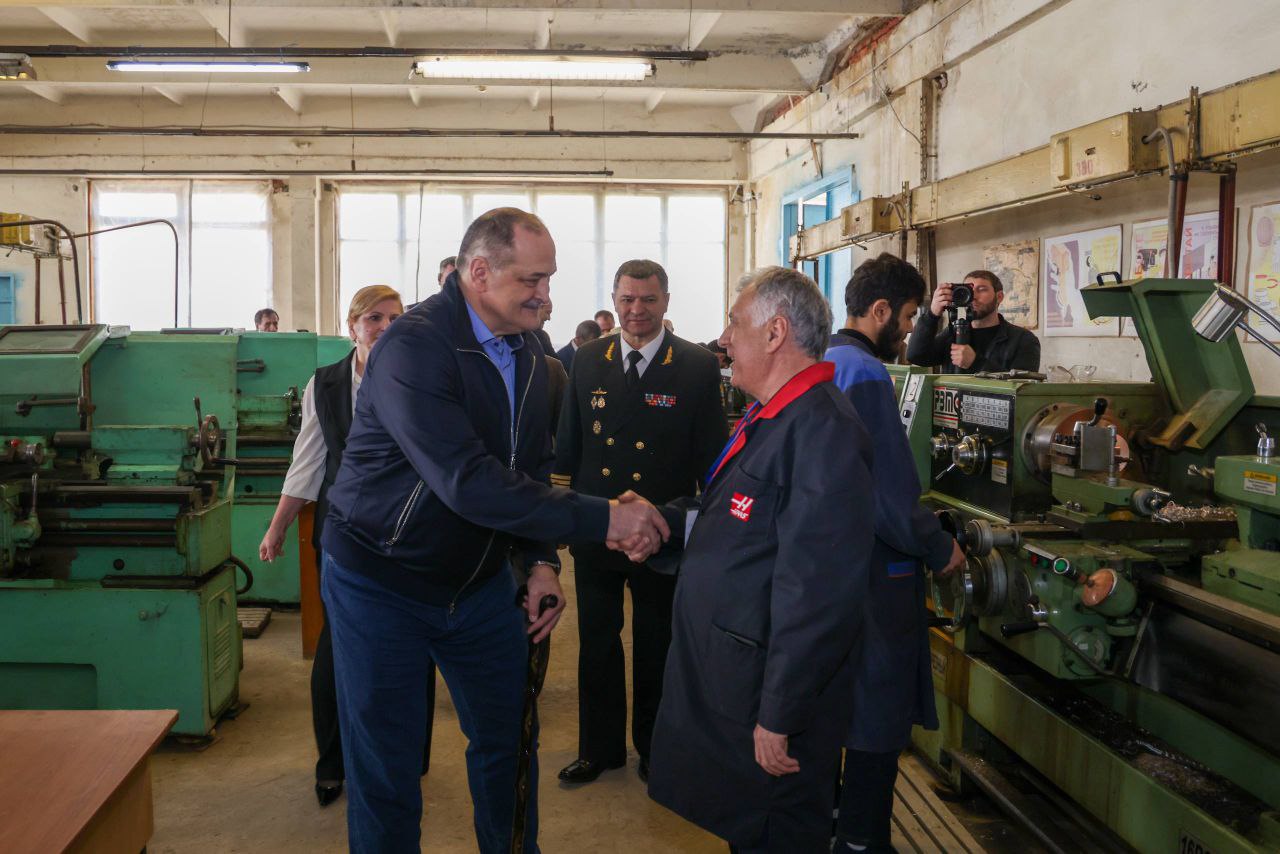 Торжественная передача знамени, душевное общение и рабочая атмосфера – делимся фоторепортажем по следам визита Сергея Меликова в каспийский Колледж машиностроения и сервиса Торжественная передача знамени, душевное общение и рабочая атмосфера – делимся фоторепортажем по следам визита Сергея Меликова в каспийский Колледж машиностроения и сервиса