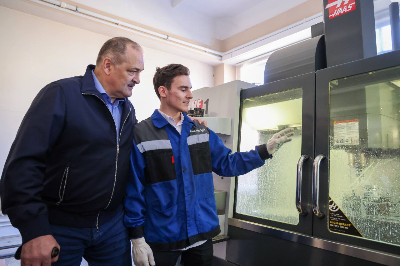 Торжественная передача знамени, душевное общение и рабочая атмосфера – делимся фоторепортажем по следам визита Сергея Меликова в каспийский Колледж машиностроения и сервиса Торжественная передача знамени, душевное общение и рабочая атмосфера – делимся фоторепортажем по следам визита Сергея Меликова в каспийский Колледж машиностроения и сервиса