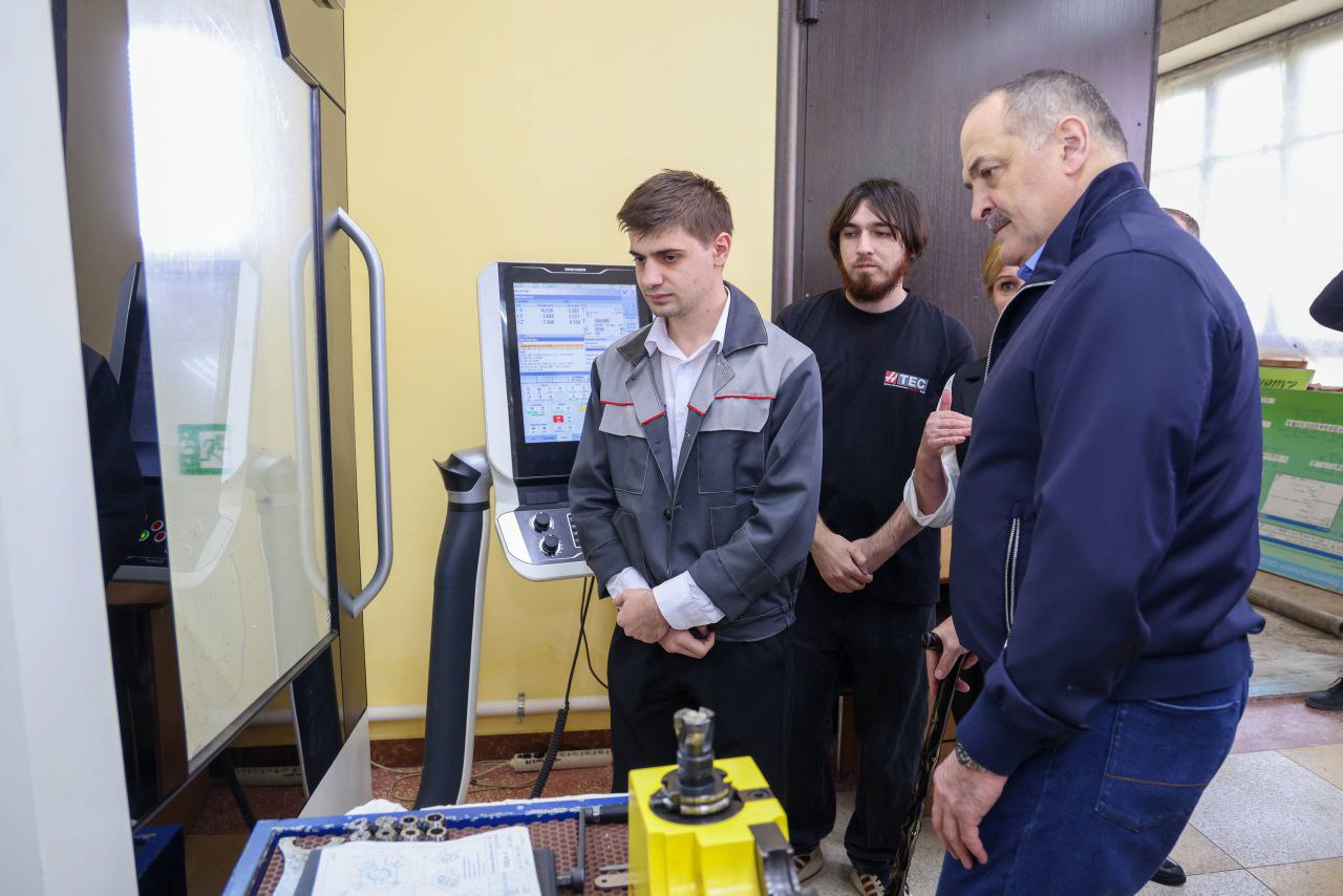 Торжественная передача знамени, душевное общение и рабочая атмосфера – делимся фоторепортажем по следам визита Сергея Меликова в каспийский Колледж машиностроения и сервиса Торжественная передача знамени, душевное общение и рабочая атмосфера – делимся фоторепортажем по следам визита Сергея Меликова в каспийский Колледж машиностроения и сервиса