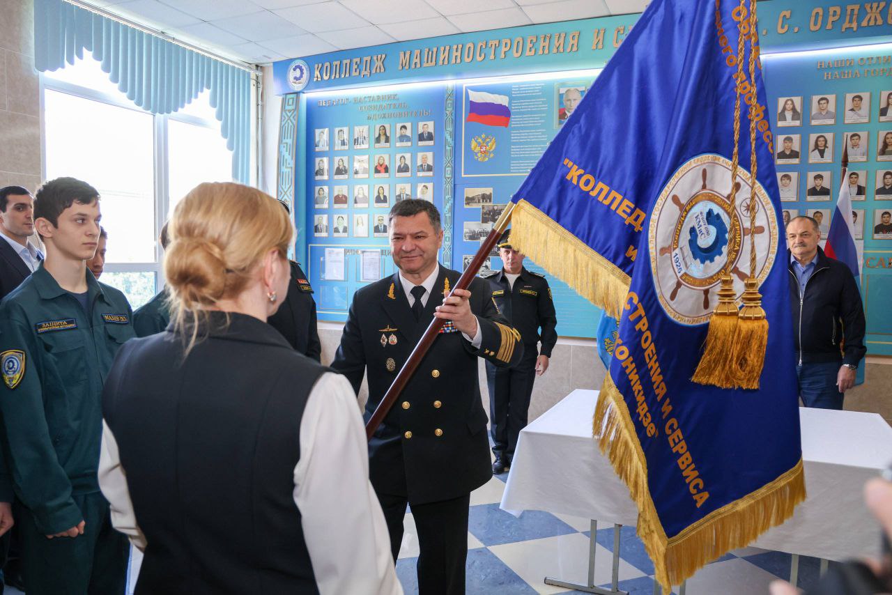 Торжественная передача знамени, душевное общение и рабочая атмосфера – делимся фоторепортажем по следам визита Сергея Меликова в каспийский Колледж машиностроения и сервиса Торжественная передача знамени, душевное общение и рабочая атмосфера – делимся фоторепортажем по следам визита Сергея Меликова в каспийский Колледж машиностроения и сервиса