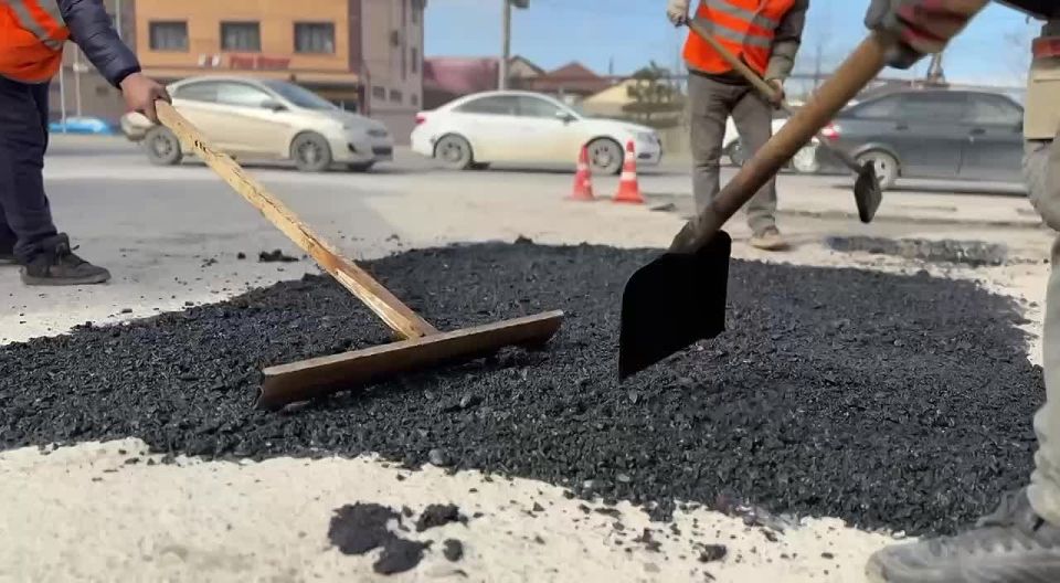 В Махачкале продолжаются работы по укладке асфальтового покрытия