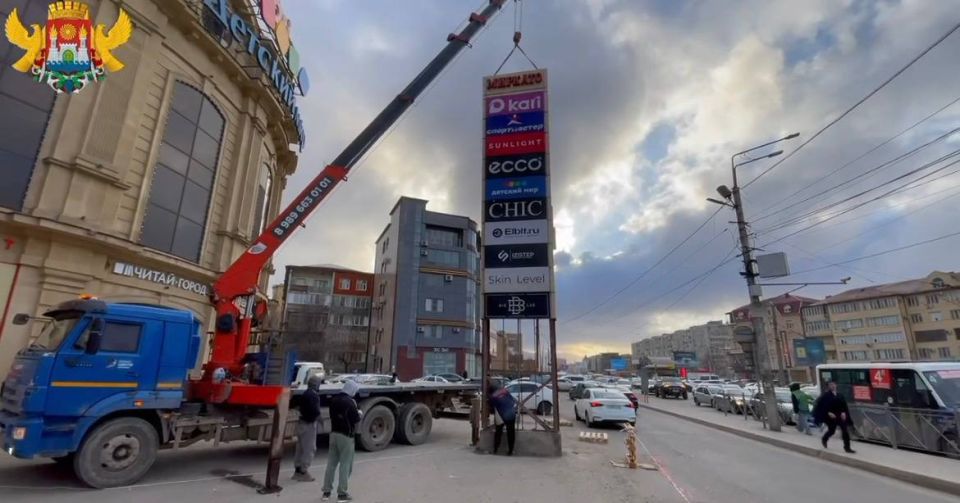 В Махачкале на проспекте Акушинского, 3 демонтировали незаконную стелу, на которой были указаны названия представленных в ТЦ «Миркато» магазинов