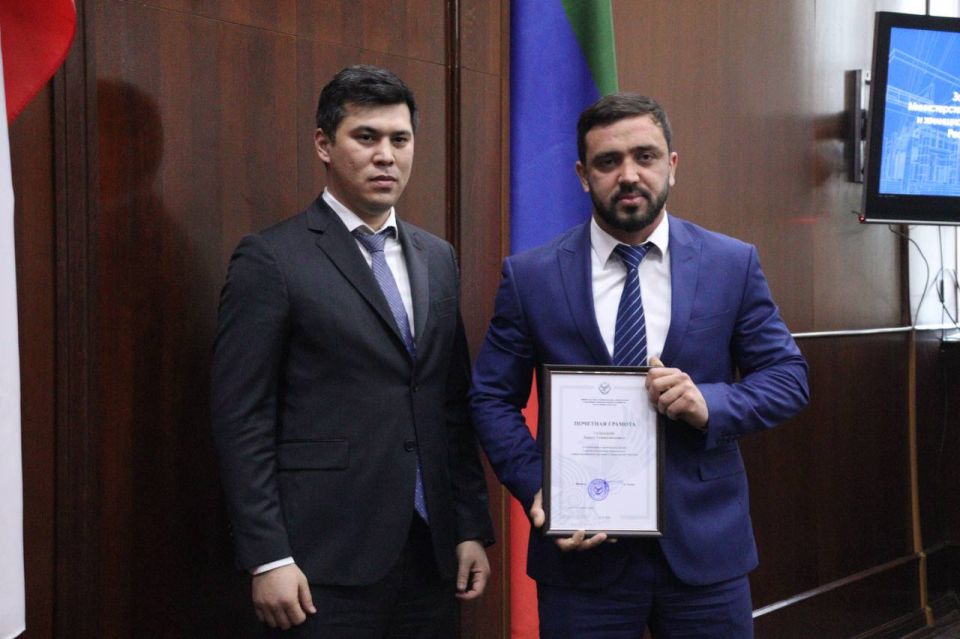 Коллегия Минстроя Дагестана завершилась торжественной церемонией вручения ведомственных грамот