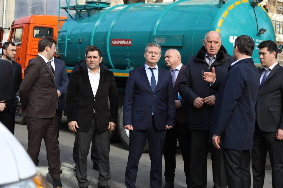 Фоторепортаж с приемки новой спецтехники для устранения коммунальных аварий в Махачкале