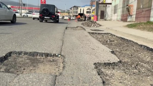 Сегодня с раннего утра в Махачкале начались работы по ямочному ремонту