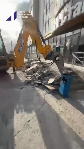 В Сети появилось видео, в котором утверждалось, что на проспекте Акушинского демонтируют входные группы, но при этом не затронули лестницы букмекерской конторы