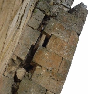 В Дербенте выявили аварийное состояние одной из башен древнейшей крепостной стены