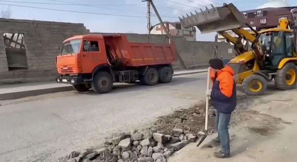 Параллельно организован вывоз мусора, образовавшегося после проведения ямочного ремонта