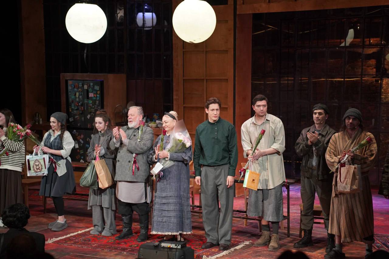 Премьера нового спектакля «Мещане» по пьесе Максима Горького прошла в минувшее воскресенье на Малой сцене Государственного республиканского русского драматического театра. Премьера нового спектакля «Мещане» по пьесе Максима Горького прошла в минувшее воскресенье на Малой сцене Государственного республиканского русского драматического театра.