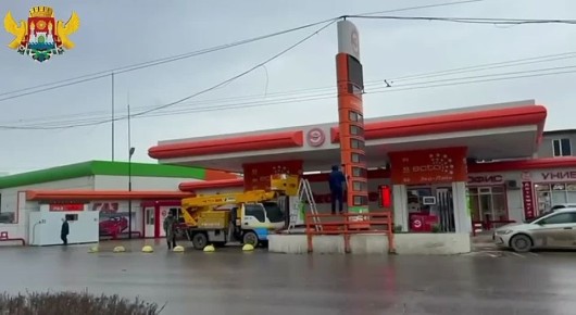 В Махачкале на проспекте Акушинского демонтировали три незаконные информационные стелы автозаправочных станций