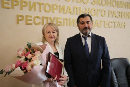 Начинаем день с любимой рубрики #юбилярыМинэкономразвитияРД и спешим поздравить нашу дорогую коллегу - начальника отдела государственной службы и кадров Омарову Елену Николаевну с юбилеем!