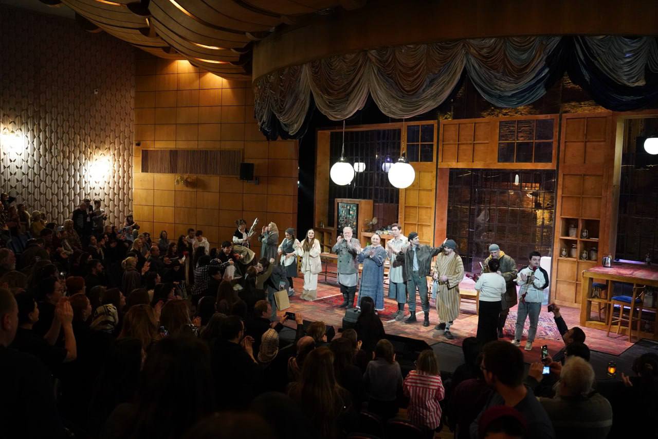 Премьера нового спектакля «Мещане» по пьесе Максима Горького прошла в минувшее воскресенье на Малой сцене Государственного республиканского русского драматического театра. Премьера нового спектакля «Мещане» по пьесе Максима Горького прошла в минувшее воскресенье на Малой сцене Государственного республиканского русского драматического театра.