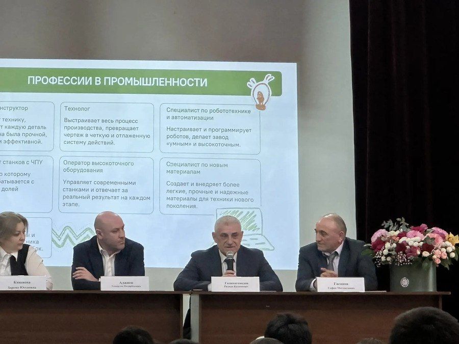 Честный разговор о будущем: вице-премьер Дагестана ответил на вопросы студентов АДК