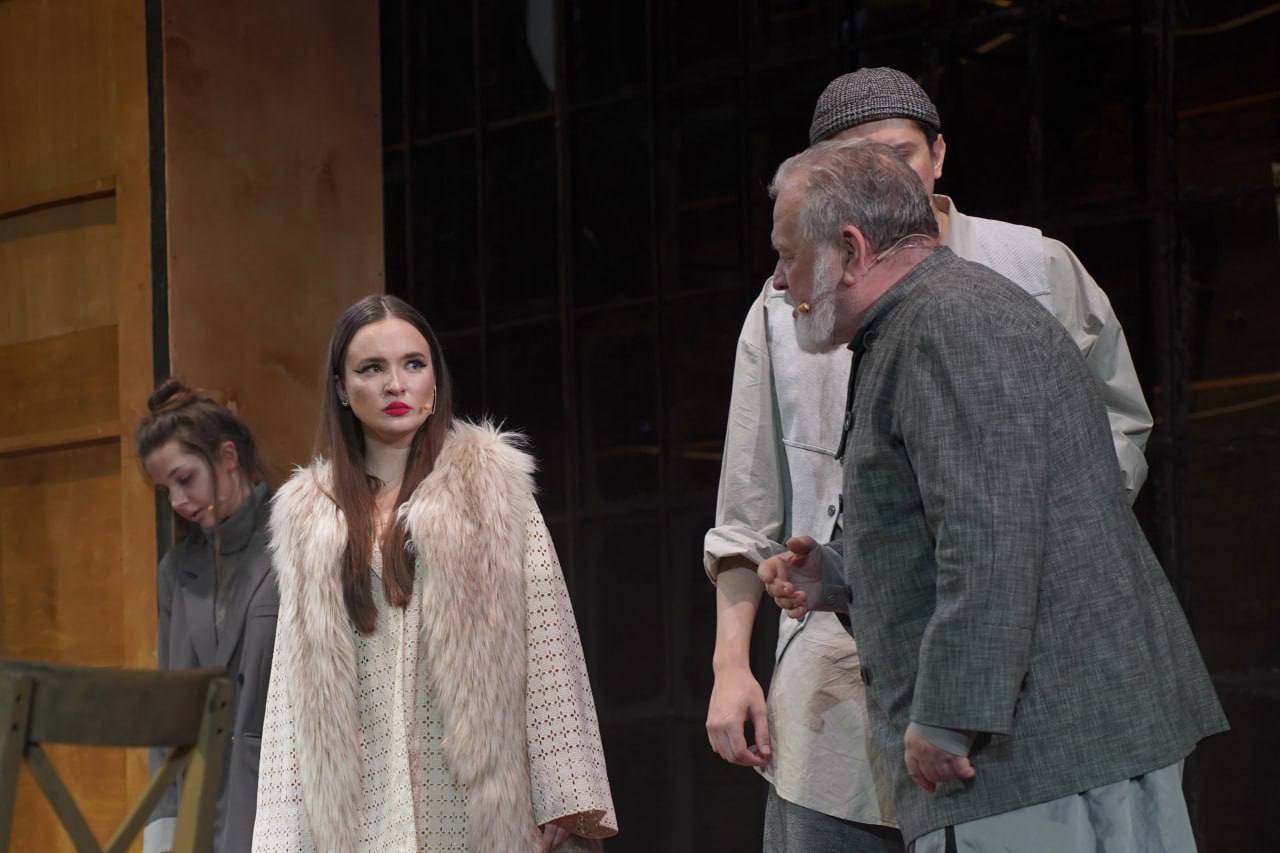 Премьера нового спектакля «Мещане» по пьесе Максима Горького прошла в минувшее воскресенье на Малой сцене Государственного республиканского русского драматического театра. Премьера нового спектакля «Мещане» по пьесе Максима Горького прошла в минувшее воскресенье на Малой сцене Государственного республиканского русского драматического театра.