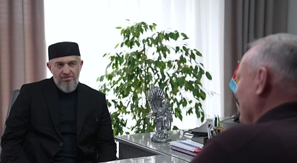 Борис Гонцов: *Председатель Совета имамов г. Каспийск Абдуллахаджи Хидирбеков встретился с главой города Борисом Ивановичем Гонцовым.*