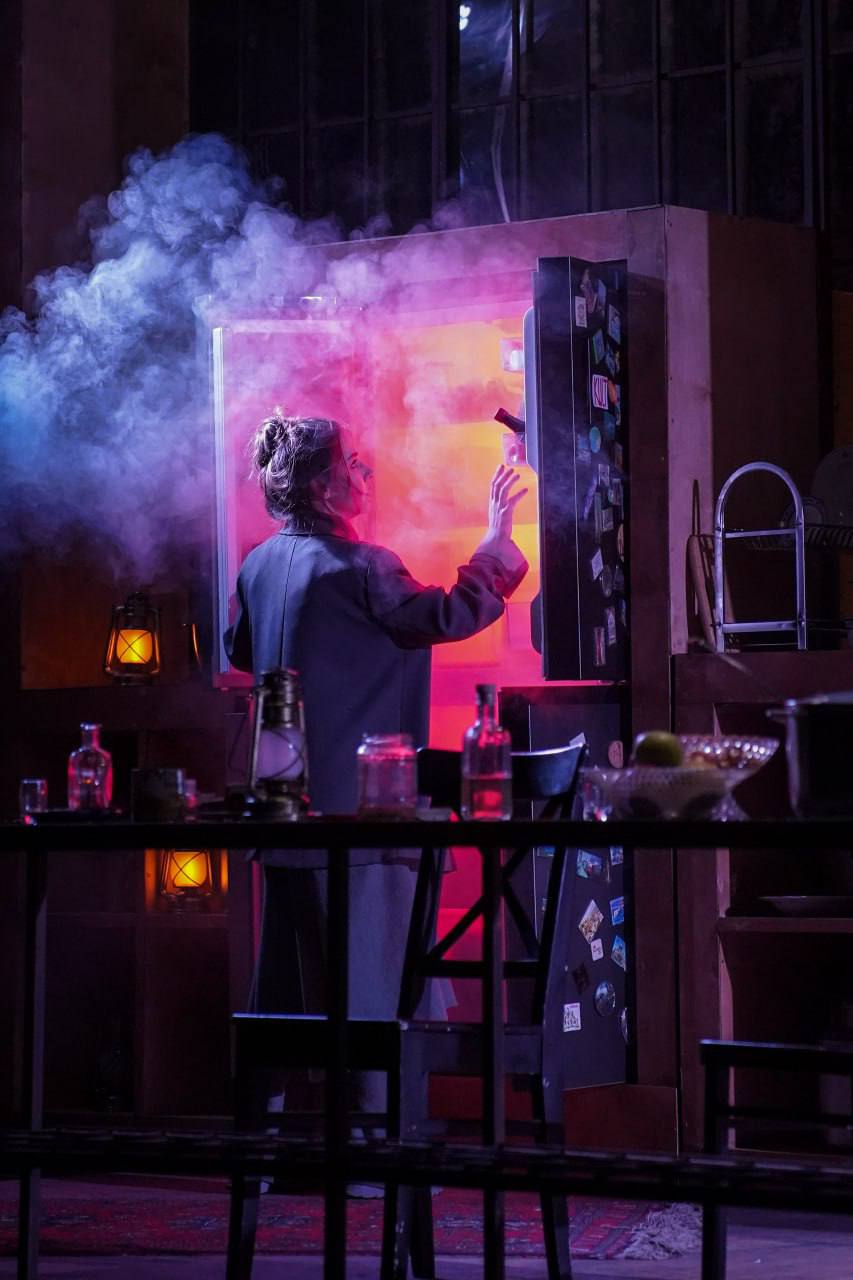 Премьера нового спектакля «Мещане» по пьесе Максима Горького прошла в минувшее воскресенье на Малой сцене Государственного республиканского русского драматического театра. Премьера нового спектакля «Мещане» по пьесе Максима Горького прошла в минувшее воскресенье на Малой сцене Государственного республиканского русского драматического театра.