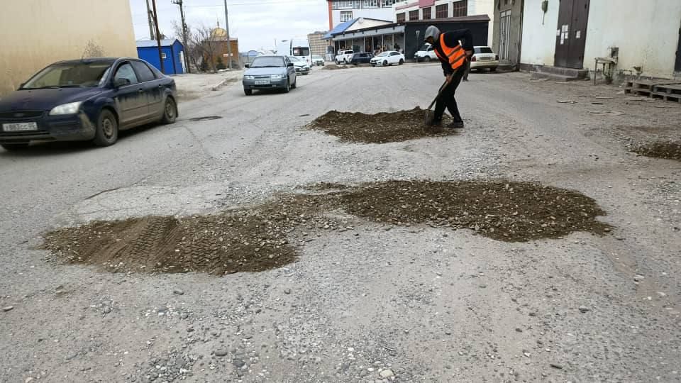 В Хасавюрте продолжаются работы по временной засыпке ям